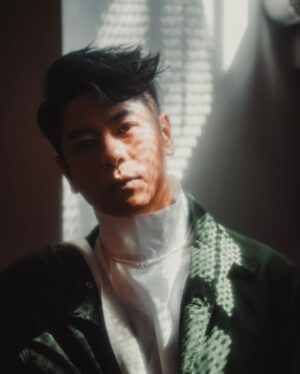 Alfred Hui Instagram - 【 好久沒有這樣寫文字 】
/
每逢在診所應診的日子
總是特別容易梳理想法
明明全神貫注照顧病人
腦海卻騰空飄浮著想法
/
有一個小小的空檔隨筆
就把當下的感受記錄吧
也真的不知道大家喜好
至少對齊文字看得舒服（笑）
/
今日想記錄分享的想法
「如何在這個世代自處？」
或者有點認真或者凝重
但也確實需要好好思考
/
「還有需要我的位置嗎？」
我知道你們一定會答有
我也不是完全負面的問
反而是停一停檢視自己
/
我在做的是往正確方向？
或根本沒分正確與錯誤？
正在建構我心中的畫面？
有比以前走得更近一點？
/
所以問題都沒答案定案
但也是時候面對這問題
是否已去到「時不予我」
或者大家是否仍有共鳴？
/
我肯定我現在做的東西
跟以前做的一定有不同
因為我本人有一定成長
想法跟思維和喜好有變
/
就好像我現在寫的文字
肯定沒有參考著演算法
也肯定現在沒人這樣寫
希望有心人有感存下來
/
看到這個位置也不簡單
獎勵有心的你分享多啲
最近寫了多一份的歌詞
希望新歌可以快點面世
/
#自許紀錄 的 隨筆記錄
@alf_records 
/
📷 ｜ @dominic_hhm