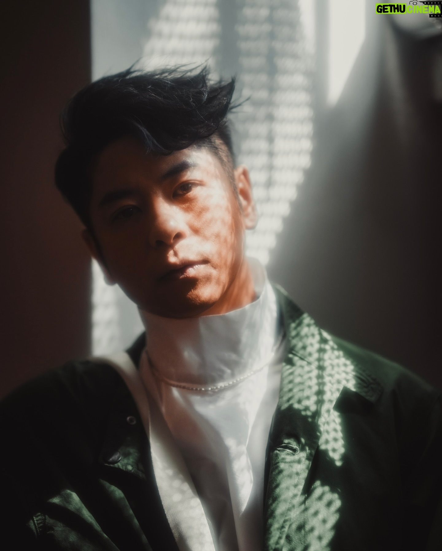 Alfred Hui - 3.1K Likes - 【 好久沒有這樣寫文字 】
/
每逢在診所應診的日子
總是特別容易梳理想法
明明全神貫注照顧病人
腦海卻騰空飄浮著想法
/
有一個小小的空檔隨筆
就把當下的感受記錄吧
也真的不知道大家喜好
至少對齊文字看得舒服(笑)
/
今日想記錄分享的想法
「如何在這個世代自處?」
或者有點認真或者凝重
但也確實需要好好思考
/
「還有需要我的位置嗎?」
我知道你們一定會答有
我也不是完全負面的問
反而是停一停檢視自己
/
我在做的是往正確方向?
或根本沒分正確與錯誤?
正在建構我心中的畫面?
有比以前走得更近一點?
/
所以問題都沒答案定案
但也是時候面對這問題
是否已去到「時不予我」
或者大家是否仍有共鳴?
/
我肯定我現在做的東西
跟以前做的一定有不同
因為我本人有一定成長
想法跟思維和喜好有變
/
就好像我現在寫的文字
肯定沒有參考著演算法
也肯定現在沒人這樣寫
希望有心人有感存下來
/
看到這個位置也不簡單
獎勵有心的你分享多啲
最近寫了多一份的歌詞
希望新歌可以快點面世
/
#自許紀錄 的 隨筆記錄
@alf_records
/
📷 | @dominic_hhm