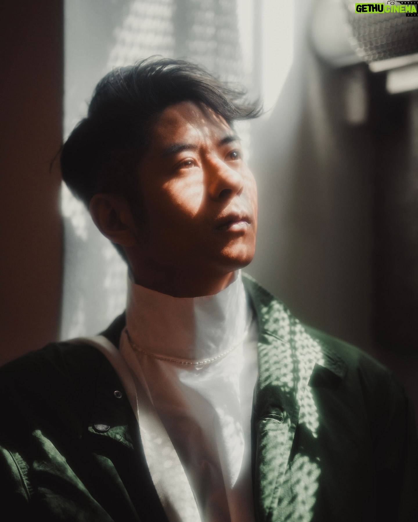 Alfred Hui - 3.1K Likes - 【 好久沒有這樣寫文字 】
/
每逢在診所應診的日子
總是特別容易梳理想法
明明全神貫注照顧病人
腦海卻騰空飄浮著想法
/
有一個小小的空檔隨筆
就把當下的感受記錄吧
也真的不知道大家喜好
至少對齊文字看得舒服(笑)
/
今日想記錄分享的想法
「如何在這個世代自處?」
或者有點認真或者凝重
但也確實需要好好思考
/
「還有需要我的位置嗎?」
我知道你們一定會答有
我也不是完全負面的問
反而是停一停檢視自己
/
我在做的是往正確方向?
或根本沒分正確與錯誤?
正在建構我心中的畫面?
有比以前走得更近一點?
/
所以問題都沒答案定案
但也是時候面對這問題
是否已去到「時不予我」
或者大家是否仍有共鳴?
/
我肯定我現在做的東西
跟以前做的一定有不同
因為我本人有一定成長
想法跟思維和喜好有變
/
就好像我現在寫的文字
肯定沒有參考著演算法
也肯定現在沒人這樣寫
希望有心人有感存下來
/
看到這個位置也不簡單
獎勵有心的你分享多啲
最近寫了多一份的歌詞
希望新歌可以快點面世
/
#自許紀錄 的 隨筆記錄
@alf_records
/
📷 | @dominic_hhm