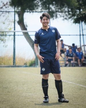 Alfred Hui Instagram - 【 唔通我仲識踢波又話你知咩 】
/
1） 原來gel頭踢波 係有啲異相
2） 拉筋唔係造樣 已經係必要
3）啱啱開始仲笑得出
4） 印象中碧咸係跟我咁踢
5） 港大校隊十四年前的成員
6） 真係有踢 有汗珠㗎💦
7） 我幻想中呢球係入嘅⚽️
8） 好耐冇見嘅隊友（小走樣，我講我）
9）踢完條腰好似唔係自己咁🥹
10） 今日一入球 一助攻 叫交到貨😌
/
#冇乜事我返去抖吓條腰
#今晚應該好好訓💤