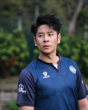 Alfred Hui Instagram - 【 唔通我仲識踢波又話你知咩 】
/
1） 原來gel頭踢波 係有啲異相
2） 拉筋唔係造樣 已經係必要
3）啱啱開始仲笑得出
4） 印象中碧咸係跟我咁踢
5） 港大校隊十四年前的成員
6） 真係有踢 有汗珠㗎💦
7） 我幻想中呢球係入嘅⚽️
8） 好耐冇見嘅隊友（小走樣，我講我）
9）踢完條腰好似唔係自己咁🥹
10） 今日一入球 一助攻 叫交到貨😌
/
#冇乜事我返去抖吓條腰
#今晚應該好好訓💤