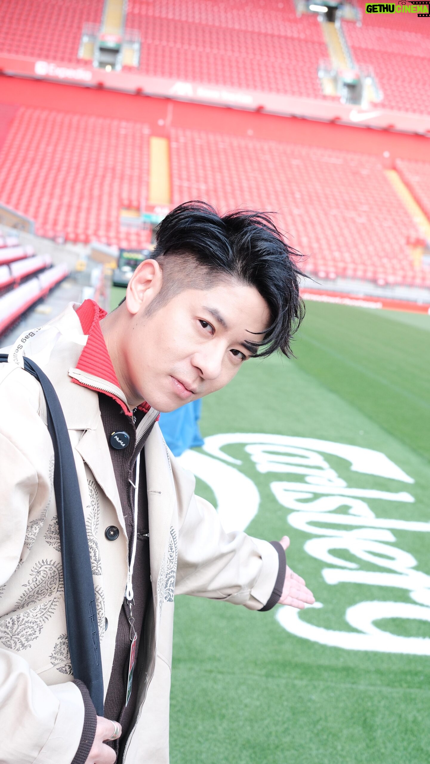 Alfred Hui - 9.9K Likes - 【 Thank You Jürgen Klopp 】
/
人生第一次咁樣飛過黎睇波
現場氣氛真心好震撼好唔同
英超最後一場亦係高普退任
贏波開心但現場瀰漫著不捨
/
一個領隊可以得到呢種尊敬
代表緊嘅唔只係自己咁簡單
仲係一個球隊核心靈魂人物
更加係一個城市嘅人嘅寄託
/
從好多小動靜睇到球員敬重
同一時間佢自己都十分有愛
對唔同嘅崗位都示好同答謝
佢係真心 the normal one
/
多謝 @carlsberghongkong
自從知道我鍾意踢波就安排
九個月之前就買好咗球賽飛
榮幸成為其中一個Believers!
/
#自己剪嘅小小reels
#記錄呢日嘅神奇之旅
#撞到超級多個香港人
#足球都連結咗好多人