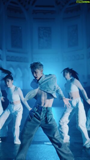 Alfred Sng Instagram - ‘Eyes On Me’ is finally officially out! Full performance video link in Bio. Check it out 👊🏻