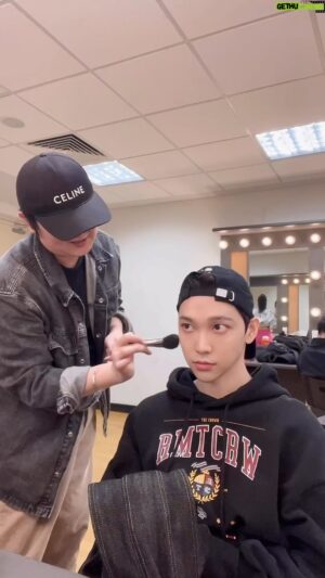 Alfred Sng Instagram - @zoel.makeup applying a real-life filter on me before my performance 😗🖤