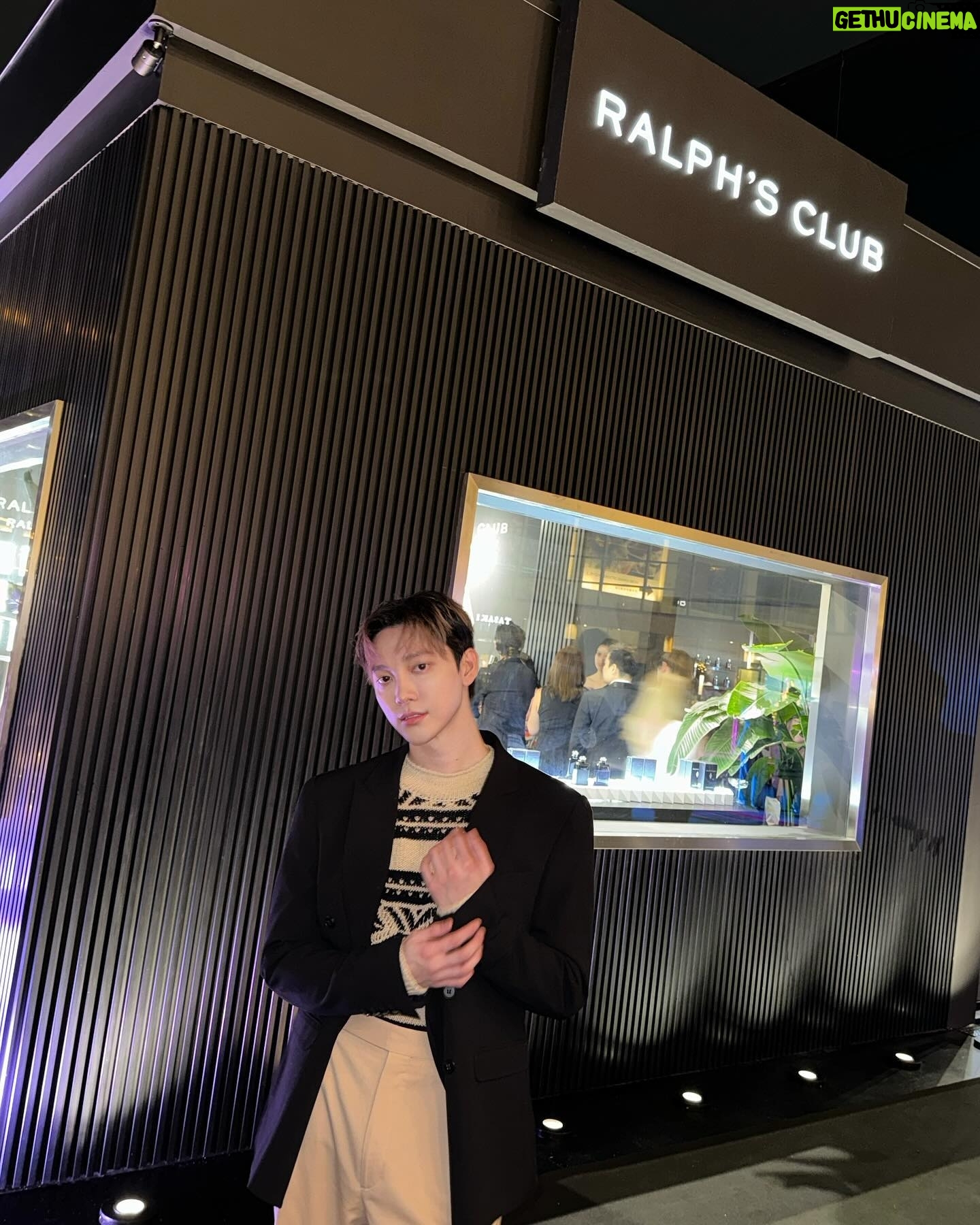 Alfred Sng - 2.3K Likes - An enchanting evening at #RALPHSCLUB with @ralphlaurenfragrances #RALPHLAURENFRAGRANCES
Make up: @zoel.makeup
Hair: @sleepiingalien
Wearing: @ralphlauren