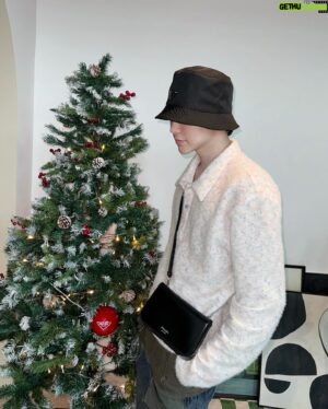 Alfred Sng Instagram - Still riding the festive jolly wave! 😼 #PradaHoliday23 @prada