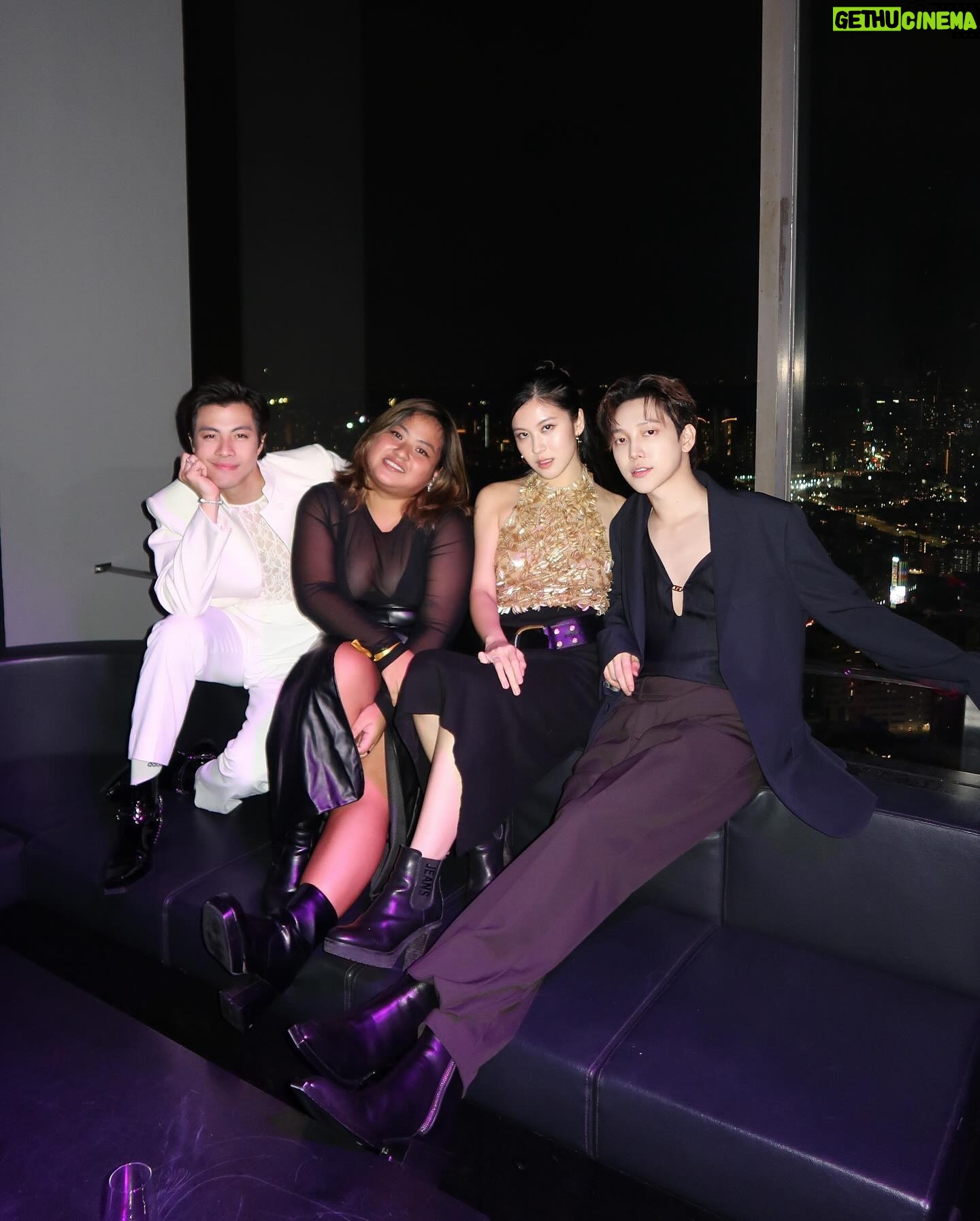 Alfred Sng - 3K Likes - A soirée affair with @cartier #CartierSG
Styled by: @fakedcandid
Wearing: @fendi
Make up: @zoel.makeup
Hair: @sleepiingalien