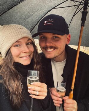 Alfred Svensson Instagram - Lyckligaste dagen i mitt liv! Vi ska gifta oss ❤️ @helenfriberg