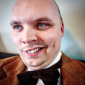 Alfred Svensson Instagram - Om ni undrar varför jag har klätt upp mig i finkostymen så är det för att jag ska till HUDIKKALASET ikväll. Kom dit ni med!