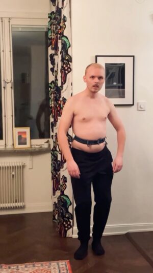 Alfred Svensson Instagram - Fick inte av mig jeansen efter tacokvällen igår så jag fick klippa bort dom, men den översta remsan är kvar. Knappen sitter så satans tajt så jag kan inte knäppa upp den. Kommer inte mellan med sax. Har svårt att äta och andas. Är det någon som har tips på hur jag ska få bort den?