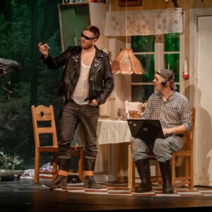 Alfred Svensson Instagram - Leif & Billy spelar på China teatern i maj! 🔥 Kanske den perfekta julklappen till någon i familjen, vad vet jag? Det vore trevligt om ni kom iallafall! 🌲🦌🏕️ Biljetter på LEIFOCHBILLY.SE 💫 (länk i profilen)