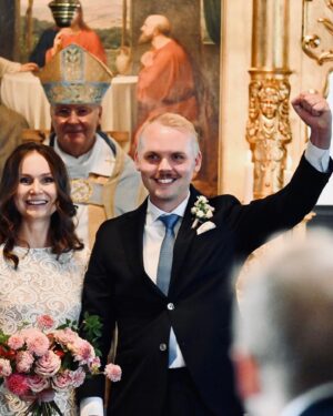 Alfred Svensson Instagram - ⁣Lördagen den 2 september gick min dröm i uppfyllelse när jag fick gifta mig med mitt livs kärlek, min älskade Helen.⠀
Det var en dag fylld av kärlek, glädjetårar, skratt och magiska ögonblick som kommer att finnas i vårt minne för alltid. ⠀
⠀
Ord kan inte beskriva den tacksamhet jag känner, men jag vill ändå försöka och rikta ett hjärtligt tack till:⠀
⠀
🌹 Min älskade, nyblivna fru Helen, som lyser upp mitt liv och gör varje dag till en fröjd. @helenmariannes ⠀
⠀
🌹 Mina kära föräldrar, Helene och Kjell, för er ständiga kärlek och uppmuntran, och att ni alltid finns där för mig.⠀
@helene_virum ⠀
⠀
🌹 Mina fina svärföräldrar, Karin och Peter, för ert varma välkomnande in i familjen. ⠀
@friberg.karin @ptrfbg ⠀
⠀
🌹 Dea och Klas, mina trofasta marskalkar och bästa vänner som stöttat mig, inte bara under den här dagen, utan genom livet i helhet. ⠀
@deasvensson @claerence ⠀
⠀
🌹 Biskop Johan Dalman, som vigde oss med sådan otrolig värme, humor och kärlek.⠀
@biskopdalman ⠀
⠀
🌹 Tom, för den oerhört vackra sången under vigseln.⠀
@tomljungqvist ⠀
⠀
🌹 Lina, Petter, Fredrik, Ingrid och Lollo för framförandet av de fina texterna i kyrkan.⠀
@lina_tunek @petteregnefors @fredrikvgeijer @louiseedlindfriberg ⠀
⠀
🌹 Buster och Micke, som mycket skickligt ledde oss genom kvällen som våra toastmastrar. ⠀
@busterfriberg @friberg7279 ⠀
⠀
🌹 Mina fantastiska syskon, Axel och Lina, för era mycket fina, hjärtevärmande tal.⠀
@axel.w.t @lina_tunek ⠀
⠀
🌹 Anton, för ditt generösa bidrag till den otroliga morgongåvan 🏌🏻‍♀️⠀
@antonpudas ⠀
⠀
🌹 Och naturligtvis, alla våra bröllopsgäster, vars närvaro förgyllde vår stora dag och gjorde den fullständigt oförglömlig.⠀
⠀
⠀
Från djupet av mitt hjärta vill jag tacka er alla för att ni gjorde denna dag till den bästa dagen i mitt liv. Men framför allt, Helen. Tack för att du valde mig att dela ditt liv med.⠀
Jag lovar att stå vid din sida, i nöd och lust, tills döden skiljer oss åt.⠀
⠀
Mitt hjärta är ditt,⠀
ditt hjärta är mitt⠀
och aldrig jag lämnar det åter. ❤