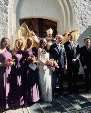 Alfred Svensson Instagram - ⁣Lördagen den 2 september gick min dröm i uppfyllelse när jag fick gifta mig med mitt livs kärlek, min älskade Helen.⠀
Det var en dag fylld av kärlek, glädjetårar, skratt och magiska ögonblick som kommer att finnas i vårt minne för alltid. ⠀
⠀
Ord kan inte beskriva den tacksamhet jag känner, men jag vill ändå försöka och rikta ett hjärtligt tack till:⠀
⠀
🌹 Min älskade, nyblivna fru Helen, som lyser upp mitt liv och gör varje dag till en fröjd. @helenmariannes ⠀
⠀
🌹 Mina kära föräldrar, Helene och Kjell, för er ständiga kärlek och uppmuntran, och att ni alltid finns där för mig.⠀
@helene_virum ⠀
⠀
🌹 Mina fina svärföräldrar, Karin och Peter, för ert varma välkomnande in i familjen. ⠀
@friberg.karin @ptrfbg ⠀
⠀
🌹 Dea och Klas, mina trofasta marskalkar och bästa vänner som stöttat mig, inte bara under den här dagen, utan genom livet i helhet. ⠀
@deasvensson @claerence ⠀
⠀
🌹 Biskop Johan Dalman, som vigde oss med sådan otrolig värme, humor och kärlek.⠀
@biskopdalman ⠀
⠀
🌹 Tom, för den oerhört vackra sången under vigseln.⠀
@tomljungqvist ⠀
⠀
🌹 Lina, Petter, Fredrik, Ingrid och Lollo för framförandet av de fina texterna i kyrkan.⠀
@lina_tunek @petteregnefors @fredrikvgeijer @louiseedlindfriberg ⠀
⠀
🌹 Buster och Micke, som mycket skickligt ledde oss genom kvällen som våra toastmastrar. ⠀
@busterfriberg @friberg7279 ⠀
⠀
🌹 Mina fantastiska syskon, Axel och Lina, för era mycket fina, hjärtevärmande tal.⠀
@axel.w.t @lina_tunek ⠀
⠀
🌹 Anton, för ditt generösa bidrag till den otroliga morgongåvan 🏌🏻‍♀️⠀
@antonpudas ⠀
⠀
🌹 Och naturligtvis, alla våra bröllopsgäster, vars närvaro förgyllde vår stora dag och gjorde den fullständigt oförglömlig.⠀
⠀
⠀
Från djupet av mitt hjärta vill jag tacka er alla för att ni gjorde denna dag till den bästa dagen i mitt liv. Men framför allt, Helen. Tack för att du valde mig att dela ditt liv med.⠀
Jag lovar att stå vid din sida, i nöd och lust, tills döden skiljer oss åt.⠀
⠀
Mitt hjärta är ditt,⠀
ditt hjärta är mitt⠀
och aldrig jag lämnar det åter. ❤