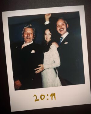 Alfred Svensson Instagram - ⁣Lördagen den 2 september gick min dröm i uppfyllelse när jag fick gifta mig med mitt livs kärlek, min älskade Helen.⠀
Det var en dag fylld av kärlek, glädjetårar, skratt och magiska ögonblick som kommer att finnas i vårt minne för alltid. ⠀
⠀
Ord kan inte beskriva den tacksamhet jag känner, men jag vill ändå försöka och rikta ett hjärtligt tack till:⠀
⠀
🌹 Min älskade, nyblivna fru Helen, som lyser upp mitt liv och gör varje dag till en fröjd. @helenmariannes ⠀
⠀
🌹 Mina kära föräldrar, Helene och Kjell, för er ständiga kärlek och uppmuntran, och att ni alltid finns där för mig.⠀
@helene_virum ⠀
⠀
🌹 Mina fina svärföräldrar, Karin och Peter, för ert varma välkomnande in i familjen. ⠀
@friberg.karin @ptrfbg ⠀
⠀
🌹 Dea och Klas, mina trofasta marskalkar och bästa vänner som stöttat mig, inte bara under den här dagen, utan genom livet i helhet. ⠀
@deasvensson @claerence ⠀
⠀
🌹 Biskop Johan Dalman, som vigde oss med sådan otrolig värme, humor och kärlek.⠀
@biskopdalman ⠀
⠀
🌹 Tom, för den oerhört vackra sången under vigseln.⠀
@tomljungqvist ⠀
⠀
🌹 Lina, Petter, Fredrik, Ingrid och Lollo för framförandet av de fina texterna i kyrkan.⠀
@lina_tunek @petteregnefors @fredrikvgeijer @louiseedlindfriberg ⠀
⠀
🌹 Buster och Micke, som mycket skickligt ledde oss genom kvällen som våra toastmastrar. ⠀
@busterfriberg @friberg7279 ⠀
⠀
🌹 Mina fantastiska syskon, Axel och Lina, för era mycket fina, hjärtevärmande tal.⠀
@axel.w.t @lina_tunek ⠀
⠀
🌹 Anton, för ditt generösa bidrag till den otroliga morgongåvan 🏌🏻‍♀️⠀
@antonpudas ⠀
⠀
🌹 Och naturligtvis, alla våra bröllopsgäster, vars närvaro förgyllde vår stora dag och gjorde den fullständigt oförglömlig.⠀
⠀
⠀
Från djupet av mitt hjärta vill jag tacka er alla för att ni gjorde denna dag till den bästa dagen i mitt liv. Men framför allt, Helen. Tack för att du valde mig att dela ditt liv med.⠀
Jag lovar att stå vid din sida, i nöd och lust, tills döden skiljer oss åt.⠀
⠀
Mitt hjärta är ditt,⠀
ditt hjärta är mitt⠀
och aldrig jag lämnar det åter. ❤