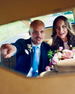 Alfred Svensson Instagram - ⁣Lördagen den 2 september gick min dröm i uppfyllelse när jag fick gifta mig med mitt livs kärlek, min älskade Helen.⠀
Det var en dag fylld av kärlek, glädjetårar, skratt och magiska ögonblick som kommer att finnas i vårt minne för alltid. ⠀
⠀
Ord kan inte beskriva den tacksamhet jag känner, men jag vill ändå försöka och rikta ett hjärtligt tack till:⠀
⠀
🌹 Min älskade, nyblivna fru Helen, som lyser upp mitt liv och gör varje dag till en fröjd. @helenmariannes ⠀
⠀
🌹 Mina kära föräldrar, Helene och Kjell, för er ständiga kärlek och uppmuntran, och att ni alltid finns där för mig.⠀
@helene_virum ⠀
⠀
🌹 Mina fina svärföräldrar, Karin och Peter, för ert varma välkomnande in i familjen. ⠀
@friberg.karin @ptrfbg ⠀
⠀
🌹 Dea och Klas, mina trofasta marskalkar och bästa vänner som stöttat mig, inte bara under den här dagen, utan genom livet i helhet. ⠀
@deasvensson @claerence ⠀
⠀
🌹 Biskop Johan Dalman, som vigde oss med sådan otrolig värme, humor och kärlek.⠀
@biskopdalman ⠀
⠀
🌹 Tom, för den oerhört vackra sången under vigseln.⠀
@tomljungqvist ⠀
⠀
🌹 Lina, Petter, Fredrik, Ingrid och Lollo för framförandet av de fina texterna i kyrkan.⠀
@lina_tunek @petteregnefors @fredrikvgeijer @louiseedlindfriberg ⠀
⠀
🌹 Buster och Micke, som mycket skickligt ledde oss genom kvällen som våra toastmastrar. ⠀
@busterfriberg @friberg7279 ⠀
⠀
🌹 Mina fantastiska syskon, Axel och Lina, för era mycket fina, hjärtevärmande tal.⠀
@axel.w.t @lina_tunek ⠀
⠀
🌹 Anton, för ditt generösa bidrag till den otroliga morgongåvan 🏌🏻‍♀️⠀
@antonpudas ⠀
⠀
🌹 Och naturligtvis, alla våra bröllopsgäster, vars närvaro förgyllde vår stora dag och gjorde den fullständigt oförglömlig.⠀
⠀
⠀
Från djupet av mitt hjärta vill jag tacka er alla för att ni gjorde denna dag till den bästa dagen i mitt liv. Men framför allt, Helen. Tack för att du valde mig att dela ditt liv med.⠀
Jag lovar att stå vid din sida, i nöd och lust, tills döden skiljer oss åt.⠀
⠀
Mitt hjärta är ditt,⠀
ditt hjärta är mitt⠀
och aldrig jag lämnar det åter. ❤