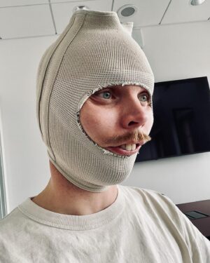 Alfred Svensson Instagram - Var iväg på intersport och köpte en värmande ansiktsmask. Förstår inte varför det stod ”knästöd” på förpackningen. Känner ingen skillnad i knäet när jag bär den.