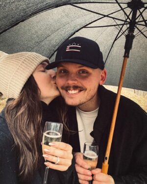 Alfred Svensson Instagram - Lyckligaste dagen i mitt liv! Vi ska gifta oss ❤️ @helenfriberg
