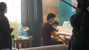Ali Alsherif Instagram - مقطع لي وأنا أتمرن على مقطوعة ماجد المفضّلة Moonlight Sonata

طلب مني المخرج (محمد مكي) @anggimakki اني أتمرن على المقطوعة لانه كان يبغى “ماجد” يعزف بشكل حقيقي، كنت متخوف إني أظلم العزف على حساب الحوار والمشاعر في المشهد  والعكس… لكن الحمدلله مع التمرين حسيت اني قادر أوزن بين الاثنين. 

في حوار ماجد مع أمه اذا كانت الجملة غير مهمة بالنسبة لماجد كنت أكمل عزف بنية يوصل احساس لامه انه كلامك مو هامني ، واذا الكلام أثر فيه وحاسس انه لازم يرد عليها كنت أوقف عزف. 
طلعت في النهاية بمزيج بين العزف والحوار مع احساس لامبالاة وماكان حابب ان أمه تشفق عليه. 

أتمنى تكون وصلتكم هذه الاحاسيس.

مرفق لكم جزء من محادثة الواتس اب اللي تمت بيني وبين المخرج.
——
#تكي ٣، حصرياً على نتفلكس @netflixmena