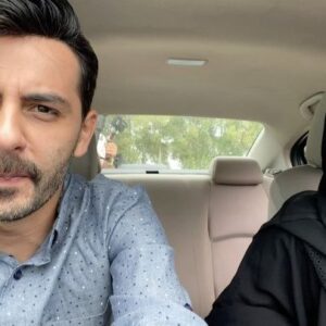 Ali Alsherif Instagram - كواليس مشهد حادث السيّارة. 

أكلنا تراب حرفياً ! 
@kh_abulaban 
———
#تكي ٣ يُعرض على @netflixmena 
———
@takkiofficial