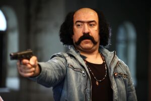 Ali Ansarian Instagram - .
سلام.

فیلم‌برداری فیلم سینمایی «بانک زده‌ها» به نویسندگی و کارگردانی جواد اردکانی و تهیه‌کنندگی علی رویین‌تن، با رعایت پروتکل‌های بهداشتی پایان یافت.

به گزارش ایلنا، انجام مراحل فنی فیلم سینمایی «بانک زده‌ها» که در ژانر «کمدی موزیک‌مال شده سیاه» ساخته شده است، به زودی آغاز می‌شود تا اولین نمایش آن در جشنواره فجر امسال باشد. 

بازیگران این فیلم عبارتند از: نسرین مقانلو، قاسم زارع، میرطاهر مظلومی، علی انصاریان، بیژن بنفشه خواه، منوچهر زرگر، پارمیدا قریشی، مینا عبدی، مسعود محمودی، پروین ملکی، با معرفی الناز عبدی و با حضور و همراهی سحر قریشی در دو نقش. 

«قوه قضاییه»، «عوضی» و «آی بی‌کلاه» نام‌هایی‌اند که پیش از این برای فیلم «بانک زده‌ها» در نظر گرفته شده بودند. 

سازندگان فیلم به جای خلاصه داستان این عبارت را ارائه داده‌اند: «زدم، زدی، زد؛ زدیم، زدید، خورد…» 

سایر عوامل اصلی این فیلم سینمایی به شرح زیر است: دستیار کارگردان: علی بکاییان، مدیر فیلم‌برداری: هادی شلالوند، موسیقی: داریوش تقی پور، مدیر تولید: پرویز کاظم‌لو، مدیر برنامه ریزی: نورالدین گودرزی، مدیر صدابرداری: اصغر آبگون، مدیر صدا گذاری: آرش قاسمی، طراحی چهره: محسن دارسنج، مدیر هنری: احمد آبروانی، عکاس: لیلا خوش‌کنار. گروه گریم: حسام دیندار، آذین دانش وزیری، گروه فیلم برداری: مصطفی سیفری، امیر حسین باقری،حمید داسدار، احمد آقاجان‌لو، احسان کاظم خانی، مهدی نیک خواه، معصومه کلانتر، فرزاد جلیلیان. گروه صدا: محسن رفیعی، علی رضا اکبریان، گروه کارگردانی و برنامه: جواد سجادیان، آرمان نوبخت. گروه تدارکات: سعید محبوبی، احسان جهاندیده، نوید عیسی پور، امور گرافیک: مرتضی محمدیان. مشاور اجرا: حمید عمارلو، امور دفتری: سارا محمدی، پیمان حسن زاده، مشاور اجرایی و دستیار تهیه: کیارش عباسی.منشی صحنه :محبوبه نظری .

ایشالا جشنواره برسه❤️❤️خدایا ممنونتم🙏🙏❤️❤️ممنونم از محسن دارسنج برای این گریم خفن و ممنون از حسام دیندار❤️

ورق بزنید ممنونتونم❤️🙏