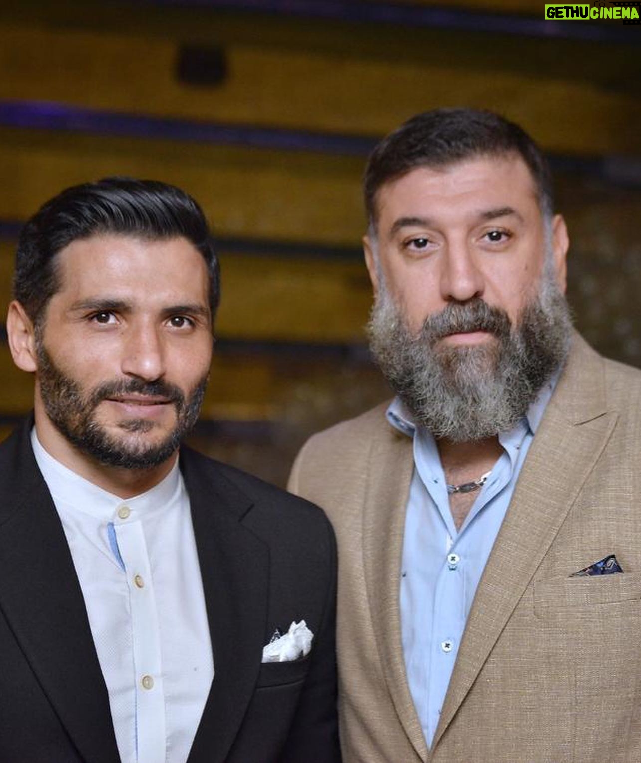 Ali Ansarian - 233.3K Likes - .
سلام .. ممنونم و سپاسگزارم بخاطر همه خوبیهاتون و حمایتتون از فیلم سینمایی کلوپ همسران .. عجیب خوبید شمااااا🙏🙏🙏❤️❤️❤️ ممنونم از تمام دوستان عکاس🙏❤️ لطفا ورق بزنید 🙏