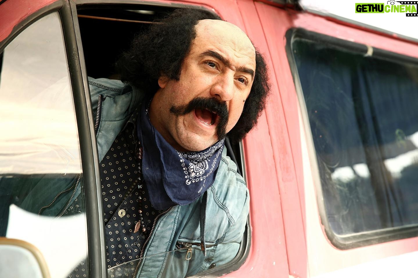 Ali Ansarian - 331.2K Likes - .
سلام.
فیلمبرداری فیلم سینمایی «بانک زدهها» به نویسندگی و کارگردانی جواد اردکانی و تهیهکنندگی علی رویینتن، با رعایت پروتکلهای بهداشتی پایان یافت.
به گزارش ایلنا، انجام مراحل فنی فیلم سینمایی «بانک زدهها» که در ژانر «کمدی موزیکمال شده سیاه» ساخته شده است، به زودی آغاز میشود تا اولین نمایش آن در جشنواره فجر امسال باشد.
بازیگران این فیلم عبارتند از: نسرین مقانلو، قاسم زارع، میرطاهر مظلومی، علی انصاریان، بیژن بنفشه خواه، منوچهر زرگر، پارمیدا قریشی، مینا عبدی، مسعود محمودی، پروین ملکی، با معرفی الناز عبدی و با حضور و همراهی سحر قریشی در دو نقش.
«قوه قضاییه»، «عوضی» و «آی بیکلاه» نامهاییاند که پیش از این برای فیلم «بانک زدهها» در نظر گرفته شده بودند.
سازندگان فیلم به جای خلاصه داستان این عبارت را ارائه دادهاند: «زدم، زدی، زد؛ زدیم، زدید، خورد…»
سایر عوامل اصلی این فیلم سینمایی به شرح زیر است: دستیار کارگردان: علی بکاییان، مدیر فیلمبرداری: هادی شلالوند، موسیقی: داریوش تقی پور، مدیر تولید: پرویز کاظملو، مدیر برنامه ریزی: نورالدین گودرزی، مدیر صدابرداری: اصغر آبگون، مدیر صدا گذاری: آرش قاسمی، طراحی چهره: محسن دارسنج، مدیر هنری: احمد آبروانی، عکاس: لیلا خوشکنار. گروه گریم: حسام دیندار، آذین دانش وزیری، گروه فیلم برداری: مصطفی سیفری، امیر حسین باقری،حمید داسدار، احمد آقاجانلو، احسان کاظم خانی، مهدی نیک خواه، معصومه کلانتر، فرزاد جلیلیان. گروه صدا: محسن رفیعی، علی رضا اکبریان، گروه کارگردانی و برنامه: جواد سجادیان، آرمان نوبخت. گروه تدارکات: سعید محبوبی، احسان جهاندیده، نوید عیسی پور، امور گرافیک: مرتضی محمدیان. مشاور اجرا: حمید عمارلو، امور دفتری: سارا محمدی، پیمان حسن زاده، مشاور اجرایی و دستیار تهیه: کیارش عباسی.منشی صحنه :محبوبه نظری .
ایشالا جشنواره برسه❤️❤️خدایا ممنونتم🙏🙏❤️❤️ممنونم از محسن دارسنج برای این گریم خفن و ممنون از حسام دیندار❤️
ورق بزنید ممنونتونم❤️🙏