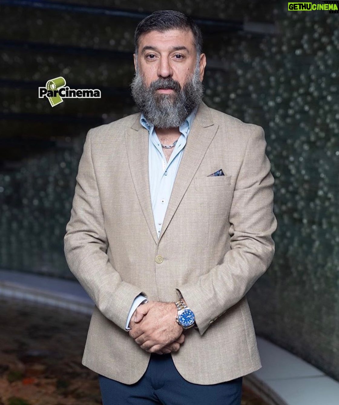 Ali Ansarian - 233.3K Likes - .
سلام .. ممنونم و سپاسگزارم بخاطر همه خوبیهاتون و حمایتتون از فیلم سینمایی کلوپ همسران .. عجیب خوبید شمااااا🙏🙏🙏❤️❤️❤️ ممنونم از تمام دوستان عکاس🙏❤️ لطفا ورق بزنید 🙏
