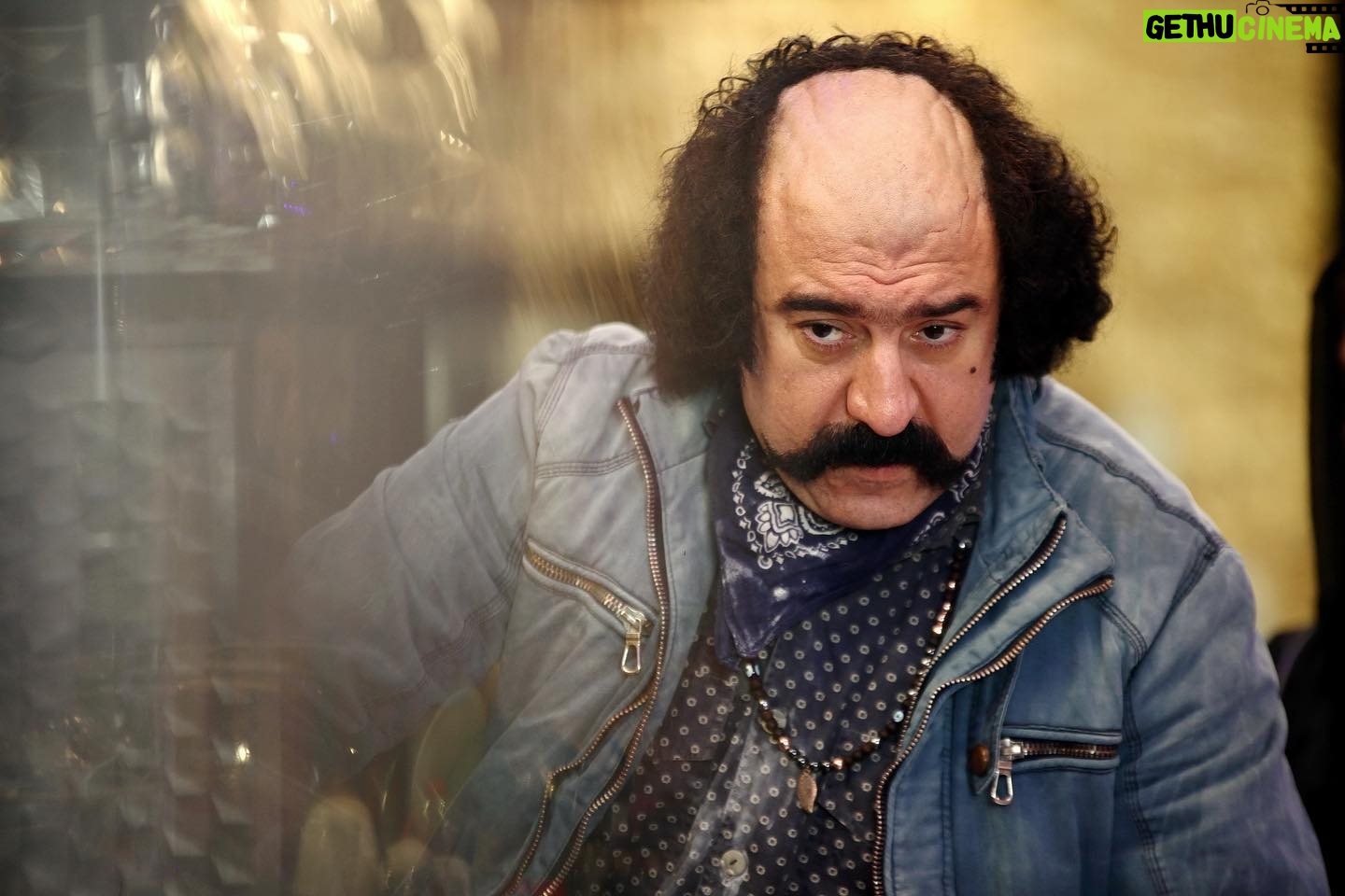Ali Ansarian - 331.2K Likes - .
سلام.
فیلمبرداری فیلم سینمایی «بانک زدهها» به نویسندگی و کارگردانی جواد اردکانی و تهیهکنندگی علی رویینتن، با رعایت پروتکلهای بهداشتی پایان یافت.
به گزارش ایلنا، انجام مراحل فنی فیلم سینمایی «بانک زدهها» که در ژانر «کمدی موزیکمال شده سیاه» ساخته شده است، به زودی آغاز میشود تا اولین نمایش آن در جشنواره فجر امسال باشد.
بازیگران این فیلم عبارتند از: نسرین مقانلو، قاسم زارع، میرطاهر مظلومی، علی انصاریان، بیژن بنفشه خواه، منوچهر زرگر، پارمیدا قریشی، مینا عبدی، مسعود محمودی، پروین ملکی، با معرفی الناز عبدی و با حضور و همراهی سحر قریشی در دو نقش.
«قوه قضاییه»، «عوضی» و «آی بیکلاه» نامهاییاند که پیش از این برای فیلم «بانک زدهها» در نظر گرفته شده بودند.
سازندگان فیلم به جای خلاصه داستان این عبارت را ارائه دادهاند: «زدم، زدی، زد؛ زدیم، زدید، خورد…»
سایر عوامل اصلی این فیلم سینمایی به شرح زیر است: دستیار کارگردان: علی بکاییان، مدیر فیلمبرداری: هادی شلالوند، موسیقی: داریوش تقی پور، مدیر تولید: پرویز کاظملو، مدیر برنامه ریزی: نورالدین گودرزی، مدیر صدابرداری: اصغر آبگون، مدیر صدا گذاری: آرش قاسمی، طراحی چهره: محسن دارسنج، مدیر هنری: احمد آبروانی، عکاس: لیلا خوشکنار. گروه گریم: حسام دیندار، آذین دانش وزیری، گروه فیلم برداری: مصطفی سیفری، امیر حسین باقری،حمید داسدار، احمد آقاجانلو، احسان کاظم خانی، مهدی نیک خواه، معصومه کلانتر، فرزاد جلیلیان. گروه صدا: محسن رفیعی، علی رضا اکبریان، گروه کارگردانی و برنامه: جواد سجادیان، آرمان نوبخت. گروه تدارکات: سعید محبوبی، احسان جهاندیده، نوید عیسی پور، امور گرافیک: مرتضی محمدیان. مشاور اجرا: حمید عمارلو، امور دفتری: سارا محمدی، پیمان حسن زاده، مشاور اجرایی و دستیار تهیه: کیارش عباسی.منشی صحنه :محبوبه نظری .
ایشالا جشنواره برسه❤️❤️خدایا ممنونتم🙏🙏❤️❤️ممنونم از محسن دارسنج برای این گریم خفن و ممنون از حسام دیندار❤️
ورق بزنید ممنونتونم❤️🙏