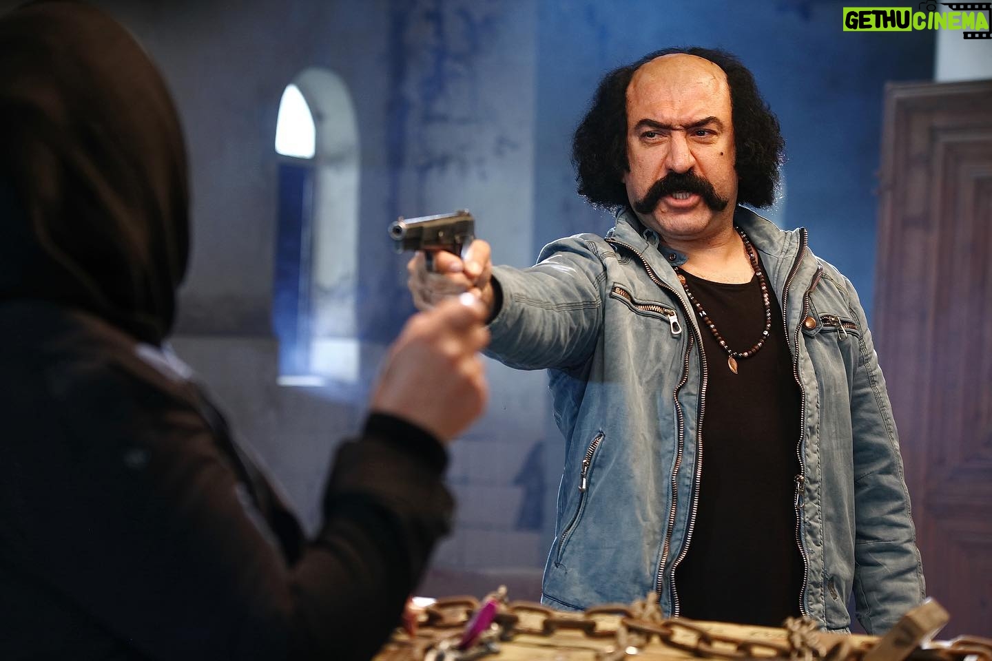 Ali Ansarian - 331.2K Likes - .
سلام.
فیلمبرداری فیلم سینمایی «بانک زدهها» به نویسندگی و کارگردانی جواد اردکانی و تهیهکنندگی علی رویینتن، با رعایت پروتکلهای بهداشتی پایان یافت.
به گزارش ایلنا، انجام مراحل فنی فیلم سینمایی «بانک زدهها» که در ژانر «کمدی موزیکمال شده سیاه» ساخته شده است، به زودی آغاز میشود تا اولین نمایش آن در جشنواره فجر امسال باشد.
بازیگران این فیلم عبارتند از: نسرین مقانلو، قاسم زارع، میرطاهر مظلومی، علی انصاریان، بیژن بنفشه خواه، منوچهر زرگر، پارمیدا قریشی، مینا عبدی، مسعود محمودی، پروین ملکی، با معرفی الناز عبدی و با حضور و همراهی سحر قریشی در دو نقش.
«قوه قضاییه»، «عوضی» و «آی بیکلاه» نامهاییاند که پیش از این برای فیلم «بانک زدهها» در نظر گرفته شده بودند.
سازندگان فیلم به جای خلاصه داستان این عبارت را ارائه دادهاند: «زدم، زدی، زد؛ زدیم، زدید، خورد…»
سایر عوامل اصلی این فیلم سینمایی به شرح زیر است: دستیار کارگردان: علی بکاییان، مدیر فیلمبرداری: هادی شلالوند، موسیقی: داریوش تقی پور، مدیر تولید: پرویز کاظملو، مدیر برنامه ریزی: نورالدین گودرزی، مدیر صدابرداری: اصغر آبگون، مدیر صدا گذاری: آرش قاسمی، طراحی چهره: محسن دارسنج، مدیر هنری: احمد آبروانی، عکاس: لیلا خوشکنار. گروه گریم: حسام دیندار، آذین دانش وزیری، گروه فیلم برداری: مصطفی سیفری، امیر حسین باقری،حمید داسدار، احمد آقاجانلو، احسان کاظم خانی، مهدی نیک خواه، معصومه کلانتر، فرزاد جلیلیان. گروه صدا: محسن رفیعی، علی رضا اکبریان، گروه کارگردانی و برنامه: جواد سجادیان، آرمان نوبخت. گروه تدارکات: سعید محبوبی، احسان جهاندیده، نوید عیسی پور، امور گرافیک: مرتضی محمدیان. مشاور اجرا: حمید عمارلو، امور دفتری: سارا محمدی، پیمان حسن زاده، مشاور اجرایی و دستیار تهیه: کیارش عباسی.منشی صحنه :محبوبه نظری .
ایشالا جشنواره برسه❤️❤️خدایا ممنونتم🙏🙏❤️❤️ممنونم از محسن دارسنج برای این گریم خفن و ممنون از حسام دیندار❤️
ورق بزنید ممنونتونم❤️🙏