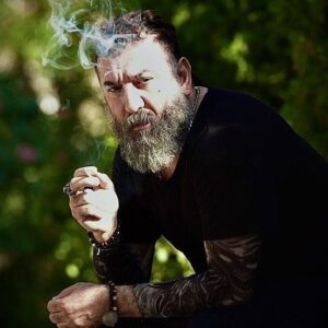 Ali Ansarian Instagram - .
سلام..

کمدی فانتزی به کارگردانی مرتضی آتش زمزم  با حضور بازیگران ایرانی و خارجی
فیلم سینمایی «هولیا» کلید خورد

فیلم سینمایی «هولیا» مقابل دوربین رفت.
به گزارش روابط عمومی پروژه، کمدی فانتزی «هولیا» به تازگی در تهران کلید خورده است.
محمد رضا هدایتی، علی انصاریان ، مریم امیر جلالی، بهراد خرازی و (باحضور) محمد فیلی و افشین سنگ چاپ، مجید شهریاری، شیوا خسرو مهر ، شراره رخام در این فیلم بازی دارند. بزودی چند بازیگر چهره ایرانی و خارجی دیگر نیز به این گروه خواهند پیوست.
این ششمین فیلم سینمایی مرتضی آتش زمزم پس از فیلم های مرگ سپید ،بن بست، مالیخولیا، سیمین، نیروانا محسوب می شود
سایر عوامل اصلی فیلم سینمایی هولیا عبارتند از: تهیه کنندگان: ایرج تقی پور، مرتضی آتش زمزم، نویسندگان: مرتضی آتش زمزم و جلال الدین دری، مدیر فیلمبرداری: محمد فضیله، مدیر برنامه ریزی و سرپرست گروه کارگردانی: مسعود حقی، مدیر تولید: ابوالفضل آتش زمزم، مدیر صدابرداری: میثم یاردیلو، طراح گریم: مهیاد میمی، طراح صحنه و لباس: علی سنگینی، فیلمبردار: امین اسحاقیان، جانشین تولید:مهدی رجبی، عکاس: آرش شاه محمدی، برنامه ریز: امین رنجبر، دستیار کارگردان: لیلا نصر ، منشی صحنه: مرجان بهرامی، مشاور پروژه : محسن کیانی ، مدیر تدارکات: مهدی رهبری، امور مالی: حجت شمس، نورپرداز: یاسر آقاامینی ها، گروه فیلمبرداری: سلمان مهدی پورچرمهینی، امین کیانی، دیگر بازیگران: شیوا طاهری، مهدی امینی، علی کوچکی، مریم نقیب، شیما جوهری، هدی استواری، غلام نیک نژاد، مهدی حسینی، شاهین آقا بیگی، حمید خدادادی، حجت شمس، هما شمس، پریا غنی زاده، لیلا نصر، لیدا سجادیه ، بهنام سعدی و بازیگر نوجوان امیرحسین سهرابی ،گروه موسیقی:علی اسماعیلی، امیر دهقانی، علیرضا رحیمی بشر، ماکان فرجی، آراد یادگار فرد ، پدرام ایرانشاهی، دستیاران گریم: بهنام نوروزی، مریم هارونی، تصویربردار پشت صحنه: محمود کریمی، دستیار صدا: سهیل غفاری، دستیار صحنه: محمد حسین خسروی، دستیاران لباس: عطیه پیرهادی، زهرا حسینی، طراح لباس بازیگران خارجی: فرناز جاودان خرد، مترجمین: لادن سید کنعانی و فرشته زهرا حسین ،مسئول هنروران: اشکان واحدی، دستیاران تدارکات: خبات صالحی، علی مظفری، مهدی حمید، حمید اصلانی، حمل و نقل: مهدی صد خسروی، محمد معروفی، رفیق صالحی، علی اصغر ابراهیمی، سینه موبیل: پرویز قاسمی، رضا لطفی و مشاور رسانه ای: هادی اعتمادی مجد.

ورق بزنید ❤️❤️

خدایا شکرت همین و تامامممممم