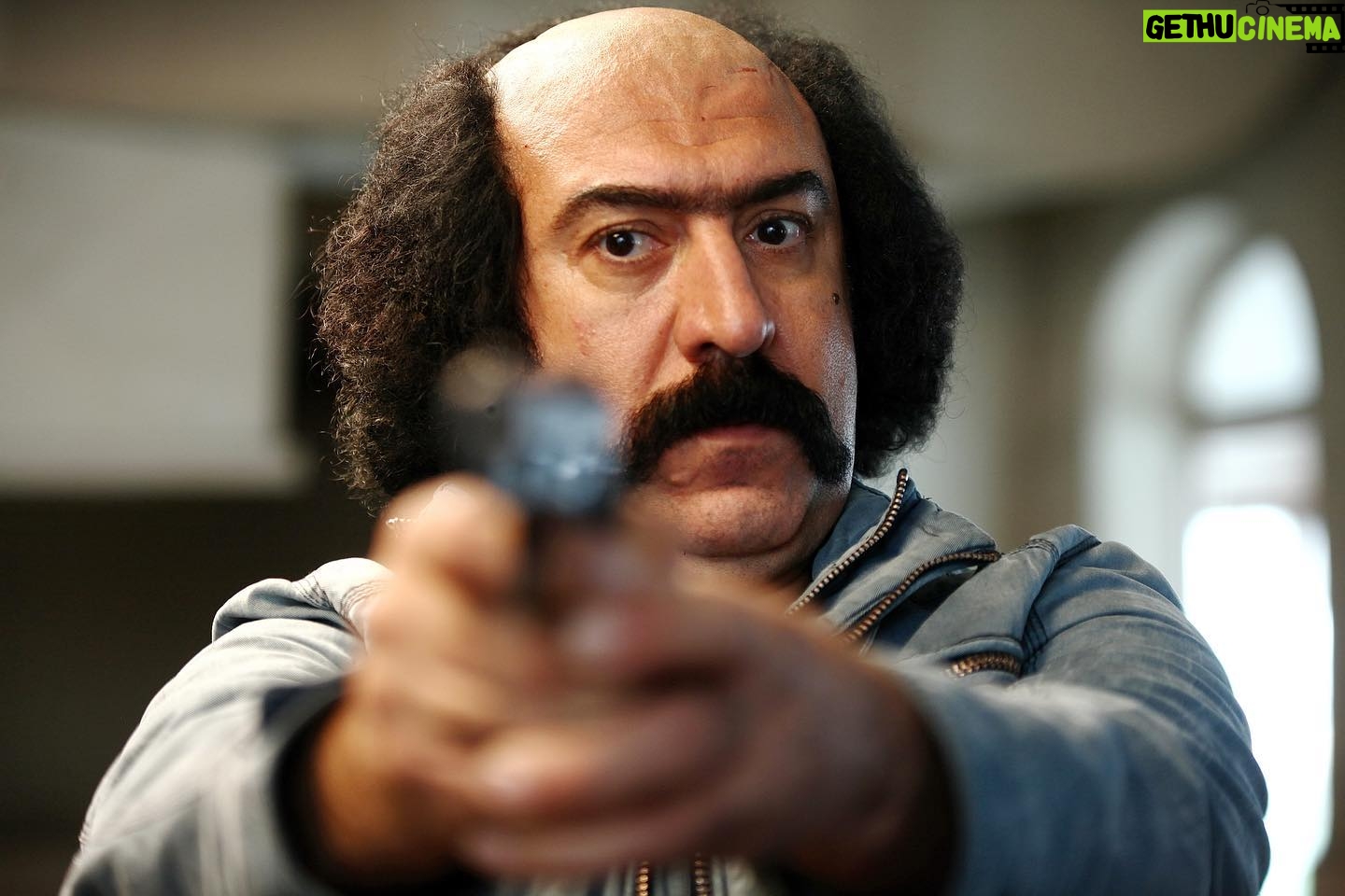 Ali Ansarian - 331.2K Likes - .
سلام.
فیلمبرداری فیلم سینمایی «بانک زدهها» به نویسندگی و کارگردانی جواد اردکانی و تهیهکنندگی علی رویینتن، با رعایت پروتکلهای بهداشتی پایان یافت.
به گزارش ایلنا، انجام مراحل فنی فیلم سینمایی «بانک زدهها» که در ژانر «کمدی موزیکمال شده سیاه» ساخته شده است، به زودی آغاز میشود تا اولین نمایش آن در جشنواره فجر امسال باشد.
بازیگران این فیلم عبارتند از: نسرین مقانلو، قاسم زارع، میرطاهر مظلومی، علی انصاریان، بیژن بنفشه خواه، منوچهر زرگر، پارمیدا قریشی، مینا عبدی، مسعود محمودی، پروین ملکی، با معرفی الناز عبدی و با حضور و همراهی سحر قریشی در دو نقش.
«قوه قضاییه»، «عوضی» و «آی بیکلاه» نامهاییاند که پیش از این برای فیلم «بانک زدهها» در نظر گرفته شده بودند.
سازندگان فیلم به جای خلاصه داستان این عبارت را ارائه دادهاند: «زدم، زدی، زد؛ زدیم، زدید، خورد…»
سایر عوامل اصلی این فیلم سینمایی به شرح زیر است: دستیار کارگردان: علی بکاییان، مدیر فیلمبرداری: هادی شلالوند، موسیقی: داریوش تقی پور، مدیر تولید: پرویز کاظملو، مدیر برنامه ریزی: نورالدین گودرزی، مدیر صدابرداری: اصغر آبگون، مدیر صدا گذاری: آرش قاسمی، طراحی چهره: محسن دارسنج، مدیر هنری: احمد آبروانی، عکاس: لیلا خوشکنار. گروه گریم: حسام دیندار، آذین دانش وزیری، گروه فیلم برداری: مصطفی سیفری، امیر حسین باقری،حمید داسدار، احمد آقاجانلو، احسان کاظم خانی، مهدی نیک خواه، معصومه کلانتر، فرزاد جلیلیان. گروه صدا: محسن رفیعی، علی رضا اکبریان، گروه کارگردانی و برنامه: جواد سجادیان، آرمان نوبخت. گروه تدارکات: سعید محبوبی، احسان جهاندیده، نوید عیسی پور، امور گرافیک: مرتضی محمدیان. مشاور اجرا: حمید عمارلو، امور دفتری: سارا محمدی، پیمان حسن زاده، مشاور اجرایی و دستیار تهیه: کیارش عباسی.منشی صحنه :محبوبه نظری .
ایشالا جشنواره برسه❤️❤️خدایا ممنونتم🙏🙏❤️❤️ممنونم از محسن دارسنج برای این گریم خفن و ممنون از حسام دیندار❤️
ورق بزنید ممنونتونم❤️🙏