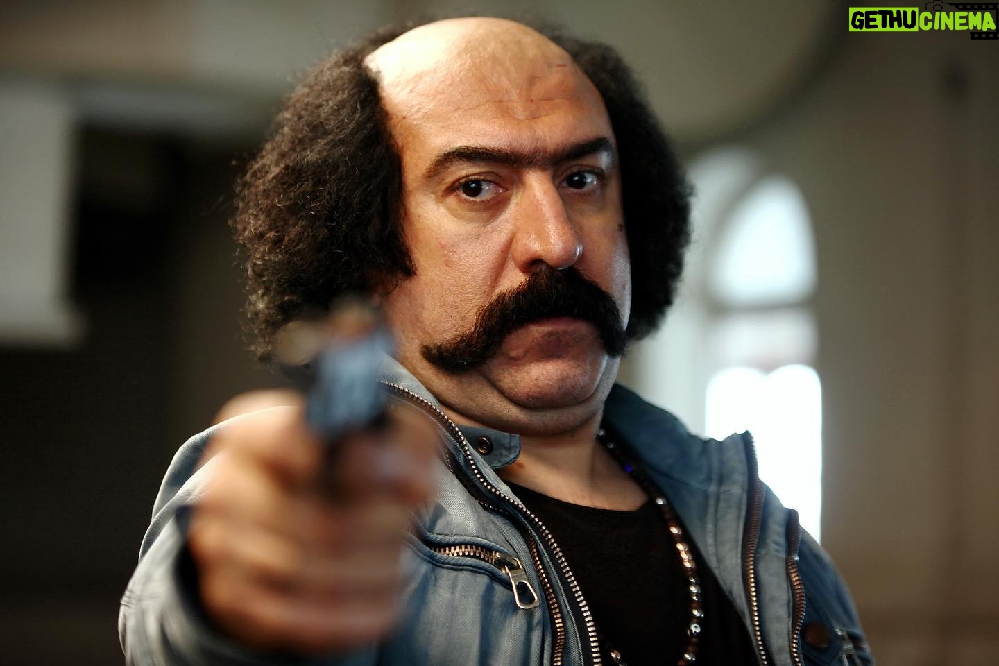 Ali Ansarian - 331.2K Likes - .
سلام.
فیلمبرداری فیلم سینمایی «بانک زدهها» به نویسندگی و کارگردانی جواد اردکانی و تهیهکنندگی علی رویینتن، با رعایت پروتکلهای بهداشتی پایان یافت.
به گزارش ایلنا، انجام مراحل فنی فیلم سینمایی «بانک زدهها» که در ژانر «کمدی موزیکمال شده سیاه» ساخته شده است، به زودی آغاز میشود تا اولین نمایش آن در جشنواره فجر امسال باشد.
بازیگران این فیلم عبارتند از: نسرین مقانلو، قاسم زارع، میرطاهر مظلومی، علی انصاریان، بیژن بنفشه خواه، منوچهر زرگر، پارمیدا قریشی، مینا عبدی، مسعود محمودی، پروین ملکی، با معرفی الناز عبدی و با حضور و همراهی سحر قریشی در دو نقش.
«قوه قضاییه»، «عوضی» و «آی بیکلاه» نامهاییاند که پیش از این برای فیلم «بانک زدهها» در نظر گرفته شده بودند.
سازندگان فیلم به جای خلاصه داستان این عبارت را ارائه دادهاند: «زدم، زدی، زد؛ زدیم، زدید، خورد…»
سایر عوامل اصلی این فیلم سینمایی به شرح زیر است: دستیار کارگردان: علی بکاییان، مدیر فیلمبرداری: هادی شلالوند، موسیقی: داریوش تقی پور، مدیر تولید: پرویز کاظملو، مدیر برنامه ریزی: نورالدین گودرزی، مدیر صدابرداری: اصغر آبگون، مدیر صدا گذاری: آرش قاسمی، طراحی چهره: محسن دارسنج، مدیر هنری: احمد آبروانی، عکاس: لیلا خوشکنار. گروه گریم: حسام دیندار، آذین دانش وزیری، گروه فیلم برداری: مصطفی سیفری، امیر حسین باقری،حمید داسدار، احمد آقاجانلو، احسان کاظم خانی، مهدی نیک خواه، معصومه کلانتر، فرزاد جلیلیان. گروه صدا: محسن رفیعی، علی رضا اکبریان، گروه کارگردانی و برنامه: جواد سجادیان، آرمان نوبخت. گروه تدارکات: سعید محبوبی، احسان جهاندیده، نوید عیسی پور، امور گرافیک: مرتضی محمدیان. مشاور اجرا: حمید عمارلو، امور دفتری: سارا محمدی، پیمان حسن زاده، مشاور اجرایی و دستیار تهیه: کیارش عباسی.منشی صحنه :محبوبه نظری .
ایشالا جشنواره برسه❤️❤️خدایا ممنونتم🙏🙏❤️❤️ممنونم از محسن دارسنج برای این گریم خفن و ممنون از حسام دیندار❤️
ورق بزنید ممنونتونم❤️🙏