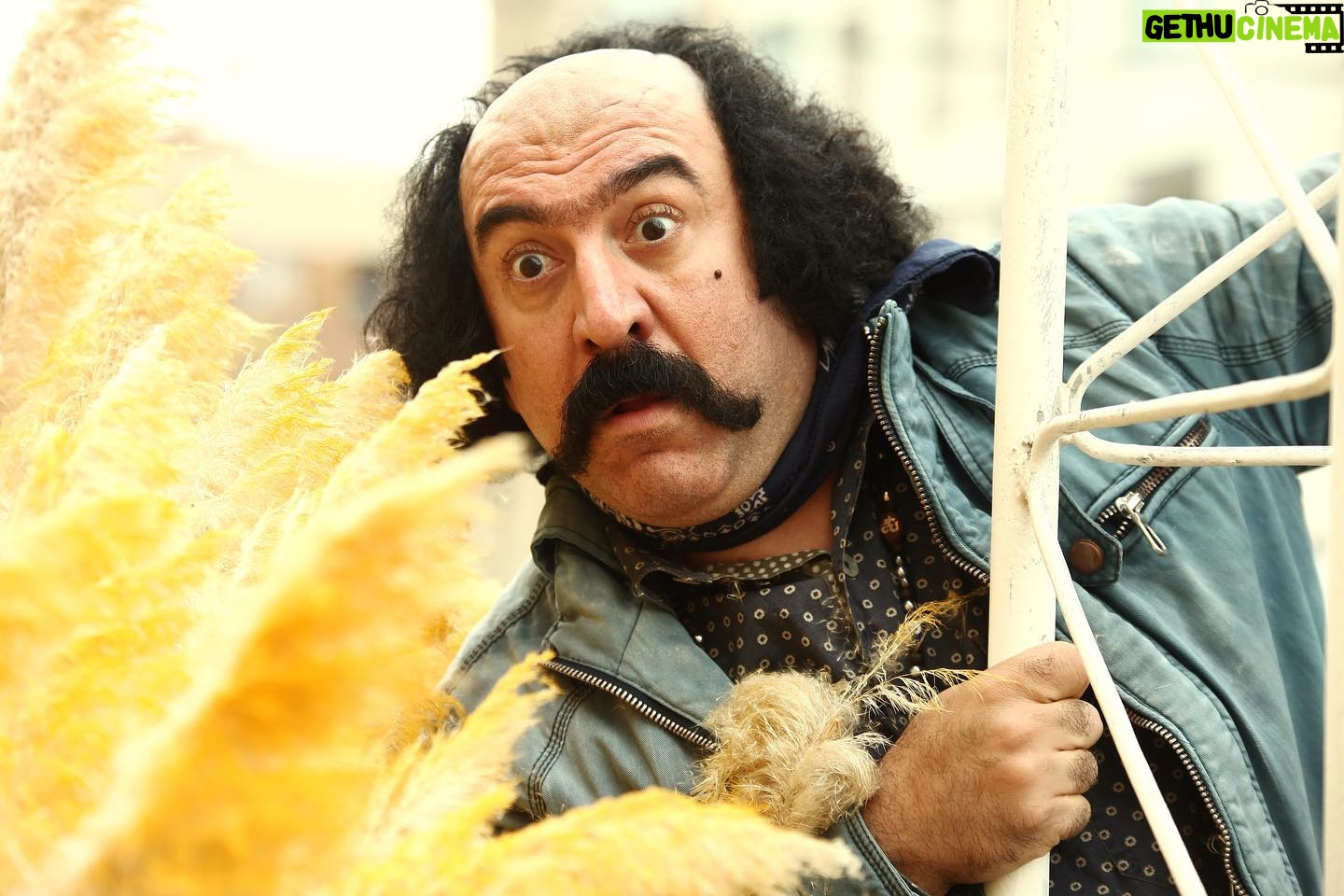 Ali Ansarian - 331.2K Likes - .
سلام.
فیلمبرداری فیلم سینمایی «بانک زدهها» به نویسندگی و کارگردانی جواد اردکانی و تهیهکنندگی علی رویینتن، با رعایت پروتکلهای بهداشتی پایان یافت.
به گزارش ایلنا، انجام مراحل فنی فیلم سینمایی «بانک زدهها» که در ژانر «کمدی موزیکمال شده سیاه» ساخته شده است، به زودی آغاز میشود تا اولین نمایش آن در جشنواره فجر امسال باشد.
بازیگران این فیلم عبارتند از: نسرین مقانلو، قاسم زارع، میرطاهر مظلومی، علی انصاریان، بیژن بنفشه خواه، منوچهر زرگر، پارمیدا قریشی، مینا عبدی، مسعود محمودی، پروین ملکی، با معرفی الناز عبدی و با حضور و همراهی سحر قریشی در دو نقش.
«قوه قضاییه»، «عوضی» و «آی بیکلاه» نامهاییاند که پیش از این برای فیلم «بانک زدهها» در نظر گرفته شده بودند.
سازندگان فیلم به جای خلاصه داستان این عبارت را ارائه دادهاند: «زدم، زدی، زد؛ زدیم، زدید، خورد…»
سایر عوامل اصلی این فیلم سینمایی به شرح زیر است: دستیار کارگردان: علی بکاییان، مدیر فیلمبرداری: هادی شلالوند، موسیقی: داریوش تقی پور، مدیر تولید: پرویز کاظملو، مدیر برنامه ریزی: نورالدین گودرزی، مدیر صدابرداری: اصغر آبگون، مدیر صدا گذاری: آرش قاسمی، طراحی چهره: محسن دارسنج، مدیر هنری: احمد آبروانی، عکاس: لیلا خوشکنار. گروه گریم: حسام دیندار، آذین دانش وزیری، گروه فیلم برداری: مصطفی سیفری، امیر حسین باقری،حمید داسدار، احمد آقاجانلو، احسان کاظم خانی، مهدی نیک خواه، معصومه کلانتر، فرزاد جلیلیان. گروه صدا: محسن رفیعی، علی رضا اکبریان، گروه کارگردانی و برنامه: جواد سجادیان، آرمان نوبخت. گروه تدارکات: سعید محبوبی، احسان جهاندیده، نوید عیسی پور، امور گرافیک: مرتضی محمدیان. مشاور اجرا: حمید عمارلو، امور دفتری: سارا محمدی، پیمان حسن زاده، مشاور اجرایی و دستیار تهیه: کیارش عباسی.منشی صحنه :محبوبه نظری .
ایشالا جشنواره برسه❤️❤️خدایا ممنونتم🙏🙏❤️❤️ممنونم از محسن دارسنج برای این گریم خفن و ممنون از حسام دیندار❤️
ورق بزنید ممنونتونم❤️🙏