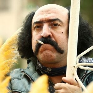 Ali Ansarian Instagram - .
سلام.

فیلم‌برداری فیلم سینمایی «بانک زده‌ها» به نویسندگی و کارگردانی جواد اردکانی و تهیه‌کنندگی علی رویین‌تن، با رعایت پروتکل‌های بهداشتی پایان یافت.

به گزارش ایلنا، انجام مراحل فنی فیلم سینمایی «بانک زده‌ها» که در ژانر «کمدی موزیک‌مال شده سیاه» ساخته شده است، به زودی آغاز می‌شود تا اولین نمایش آن در جشنواره فجر امسال باشد. 

بازیگران این فیلم عبارتند از: نسرین مقانلو، قاسم زارع، میرطاهر مظلومی، علی انصاریان، بیژن بنفشه خواه، منوچهر زرگر، پارمیدا قریشی، مینا عبدی، مسعود محمودی، پروین ملکی، با معرفی الناز عبدی و با حضور و همراهی سحر قریشی در دو نقش. 

«قوه قضاییه»، «عوضی» و «آی بی‌کلاه» نام‌هایی‌اند که پیش از این برای فیلم «بانک زده‌ها» در نظر گرفته شده بودند. 

سازندگان فیلم به جای خلاصه داستان این عبارت را ارائه داده‌اند: «زدم، زدی، زد؛ زدیم، زدید، خورد…» 

سایر عوامل اصلی این فیلم سینمایی به شرح زیر است: دستیار کارگردان: علی بکاییان، مدیر فیلم‌برداری: هادی شلالوند، موسیقی: داریوش تقی پور، مدیر تولید: پرویز کاظم‌لو، مدیر برنامه ریزی: نورالدین گودرزی، مدیر صدابرداری: اصغر آبگون، مدیر صدا گذاری: آرش قاسمی، طراحی چهره: محسن دارسنج، مدیر هنری: احمد آبروانی، عکاس: لیلا خوش‌کنار. گروه گریم: حسام دیندار، آذین دانش وزیری، گروه فیلم برداری: مصطفی سیفری، امیر حسین باقری،حمید داسدار، احمد آقاجان‌لو، احسان کاظم خانی، مهدی نیک خواه، معصومه کلانتر، فرزاد جلیلیان. گروه صدا: محسن رفیعی، علی رضا اکبریان، گروه کارگردانی و برنامه: جواد سجادیان، آرمان نوبخت. گروه تدارکات: سعید محبوبی، احسان جهاندیده، نوید عیسی پور، امور گرافیک: مرتضی محمدیان. مشاور اجرا: حمید عمارلو، امور دفتری: سارا محمدی، پیمان حسن زاده، مشاور اجرایی و دستیار تهیه: کیارش عباسی.منشی صحنه :محبوبه نظری .

ایشالا جشنواره برسه❤️❤️خدایا ممنونتم🙏🙏❤️❤️ممنونم از محسن دارسنج برای این گریم خفن و ممنون از حسام دیندار❤️

ورق بزنید ممنونتونم❤️🙏