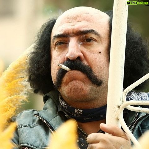 Ali Ansarian - 331.2K Likes - .
سلام.
فیلمبرداری فیلم سینمایی «بانک زدهها» به نویسندگی و کارگردانی جواد اردکانی و تهیهکنندگی علی رویینتن، با رعایت پروتکلهای بهداشتی پایان یافت.
به گزارش ایلنا، انجام مراحل فنی فیلم سینمایی «بانک زدهها» که در ژانر «کمدی موزیکمال شده سیاه» ساخته شده است، به زودی آغاز میشود تا اولین نمایش آن در جشنواره فجر امسال باشد.
بازیگران این فیلم عبارتند از: نسرین مقانلو، قاسم زارع، میرطاهر مظلومی، علی انصاریان، بیژن بنفشه خواه، منوچهر زرگر، پارمیدا قریشی، مینا عبدی، مسعود محمودی، پروین ملکی، با معرفی الناز عبدی و با حضور و همراهی سحر قریشی در دو نقش.
«قوه قضاییه»، «عوضی» و «آی بیکلاه» نامهاییاند که پیش از این برای فیلم «بانک زدهها» در نظر گرفته شده بودند.
سازندگان فیلم به جای خلاصه داستان این عبارت را ارائه دادهاند: «زدم، زدی، زد؛ زدیم، زدید، خورد…»
سایر عوامل اصلی این فیلم سینمایی به شرح زیر است: دستیار کارگردان: علی بکاییان، مدیر فیلمبرداری: هادی شلالوند، موسیقی: داریوش تقی پور، مدیر تولید: پرویز کاظملو، مدیر برنامه ریزی: نورالدین گودرزی، مدیر صدابرداری: اصغر آبگون، مدیر صدا گذاری: آرش قاسمی، طراحی چهره: محسن دارسنج، مدیر هنری: احمد آبروانی، عکاس: لیلا خوشکنار. گروه گریم: حسام دیندار، آذین دانش وزیری، گروه فیلم برداری: مصطفی سیفری، امیر حسین باقری،حمید داسدار، احمد آقاجانلو، احسان کاظم خانی، مهدی نیک خواه، معصومه کلانتر، فرزاد جلیلیان. گروه صدا: محسن رفیعی، علی رضا اکبریان، گروه کارگردانی و برنامه: جواد سجادیان، آرمان نوبخت. گروه تدارکات: سعید محبوبی، احسان جهاندیده، نوید عیسی پور، امور گرافیک: مرتضی محمدیان. مشاور اجرا: حمید عمارلو، امور دفتری: سارا محمدی، پیمان حسن زاده، مشاور اجرایی و دستیار تهیه: کیارش عباسی.منشی صحنه :محبوبه نظری .
ایشالا جشنواره برسه❤️❤️خدایا ممنونتم🙏🙏❤️❤️ممنونم از محسن دارسنج برای این گریم خفن و ممنون از حسام دیندار❤️
ورق بزنید ممنونتونم❤️🙏