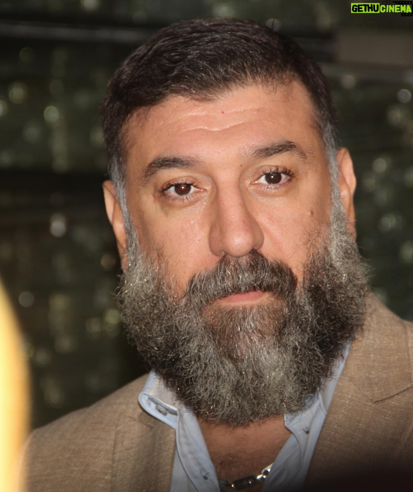 Ali Ansarian - 233.3K Likes - .
سلام .. ممنونم و سپاسگزارم بخاطر همه خوبیهاتون و حمایتتون از فیلم سینمایی کلوپ همسران .. عجیب خوبید شمااااا🙏🙏🙏❤️❤️❤️ ممنونم از تمام دوستان عکاس🙏❤️ لطفا ورق بزنید 🙏