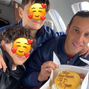 Ali B Instagram - Met misschien een uurtje slaap, stond ik langs het veld te coachen bij mijn zoon ❤️

Na de wedstrijd werd ik gekidnapt door mijn zwager @abeltamata en mijn kinderen Amin en Omar

Wist niet waar naar toe, eerste stop was een stap in een private 🛩 

Nu aangekomen in Engeland 🏴󠁧󠁢󠁥󠁮󠁧󠁿 

Weet nog steeds niet waar we naartoe gaan ❤️❤️❤️

Super leuke verjaardag 🎂 

Dank jullie wel voor de felicitaties 🥳