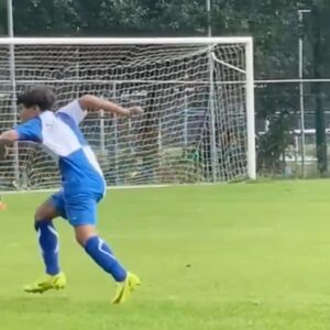 Ali B Instagram - Dat maakt die papa ga mee naar voetbal ochtenden wel leuker...trots op mijn zoon Amin, niet persé om deze goal, maar vooral de effort die hij heeft gedaan om in zijn eentje en met zijn broertje constant uit zichzelf zijn traptechniek te trainen tijdens de vakantie ❤️