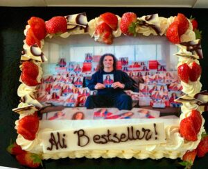 Ali B Instagram - 🎉🎉🎉🎉 yeaahhhh, we zijn meteen op 13 in de bestseller lijst binnen gekomen 🎉🎉🎉🎉🎉

Boeken schrijven met mijn levenslessen is al 20 jaar mijn droom 💫

Speciale dank gaat uit naar alle tegenslagen in mijn leven die mij hebben gedwongen om mij te ontwikkelen ❤️🤲🏽

Dank jullie wel dat ik mijn levenslessen uit soms de donkerste dagen uit mijn leven met jullie mag delen ❤️