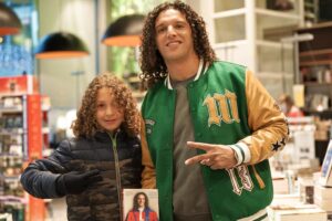 Ali B Instagram - Trots op deze mini Ali B die in zijn eentje naar de boekhandel kwam om mijn boek aan te schaffen 

Ik heb m gesigneerd en gegeven en beloofd deze foto te delen ❤️