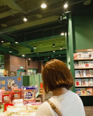 Ali Batu Instagram - ‘’有一天

遲來的生日禮物 姊姊說好喜歡 
舅媽說:走去買書增進一點氣質
結果最後變成我在買 📖

原來是我想增進..

#分享莉常