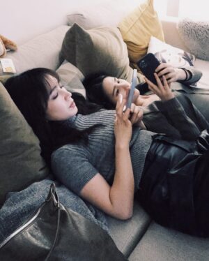 Ali Batu Instagram - 和朋友在路上修鞋底真有趣🤣還嚼著口香糖….
