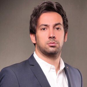 Ali Hosseinzadeh Instagram - بعضی وقت ها خوبه دور و بریات تو رو ساده فرض کنن 
بزار
 فکر‌ کنن نمیفهمی که دوستت ندارن
فکر کنن دارن راحت دورت می زنن
فکر کنن پولتو خوردن و یادت نیست
فکر کنن خیلی بالاتر از تو هستن و
پشتت یه جوری دیگه باشن و جلو روت 
قربون صدقه ات برن
به هر حال باید یه کم راه و واسه بعضی آدما باز کنی راه خودشون و برن 😉 و .......
مهم تو هستی و اونی که همیشه وقتی  هوا خیلی گرفته است و خرابه  حسابی هواتو داره
علی حسین زاده
.
.
.
.
#گیتار #موسیقی #جنگ #رویا  #آهنگساز #پاپ #آهنگ_روز
#ایران  #موزیسین #ایران_کنسرت
#علی_حسین_زاده #ترانه_سرا #تنظیم #تنظیم_کننده
#حس #شعر #تئاتر #عشق #فیلمبردار #فیلم #فیلم_برداری #ویدیو #عکس #آرامش #خدا #خواننده_سنتی #خواننده
#موزیک_ویدیو #موسیقی_ما #تهران