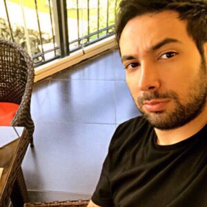 Ali Hosseinzadeh Instagram - من سال ها منتظرش مى ماندم اگر  مى دانستم احساسش به من واقعيست
مى دانستم دلش فقط براى من است 
مطمئن بودم جز من هيچ كس نيست در رويايش
من سال ها منتظرش مى ماندم 
انتظار جز اينكه دلم را قرص تر مى كرد
 كارى از دستش بر نمى آمد
داستانى خواندم كه مى گفت 
همان لحظه كه مى خواهى مهم است
نه فردا كه دل كنده اى
درست شبيه نوش دارو پس از مردن
اما من بار ها به خودم گفتم 
و اين باور را در خودم بزرگ كردم
من سال ها منتظرش مى ماندم اگر
عشق همان عشق بود
دلى كه با نگاهى سست شد
ديگر اميدى به ماندش نيست
من سال ها منتظرش مى ماندم اگر...
.
.

علی حسین زاده
.
.
.
.
#شهر #موسیقی #دلتنگی #eshgh  #آهنگساز #پاپ #آهنگ_روز
#ایران  #نبض #nabz
#علی_حسین_زاده #بغض #تنظیم #تنظیم_کننده
#حس #شعر #تئاتر #عشق #فیلمبردار #فیلم #هوا #نفس #عکس #دیوار #خدا #خواننده_سنتی #خواننده
#سکوت #موسیقی_ما #تهران
