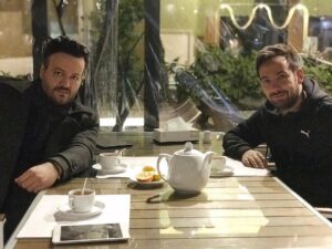 Ali Hosseinzadeh Instagram - یا دستِ رفاقت نده و دست نگه دار
یا تا ته خط، حرمت این دست نگه دار
@amirtabariofficial 
@alihosseinzadeh.official 
#گیتار #موسیقی #کمیاب #آهنگساز #پاپ #آهنگ_روز
#عمو  #موزیسین #ایران_کنسرت
#علی_حسین_زاده #ترانه_سرا #تنظیم #تنظیم_کننده
#حس #شعر #تئاتر #دوربین #فیلمبردار #فیلم #فیلم_برداری #ویدیو #عکس #تیزر #امیر_طبری #خواننده_سنتی #خواننده
#موزیک_ویدیو #موسیقی_ما #موسیقی_فاخر