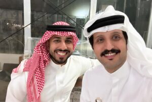 Ali Kalthami Instagram - اليوم عرض فيلم#ناقة لاخوي مشعل . فخور فيك يا مشعل جدا ❤️
@nagathemovie 
الثوب من تصميم الفنان عمر عاشور و البروش من المصممة ديما حفظي