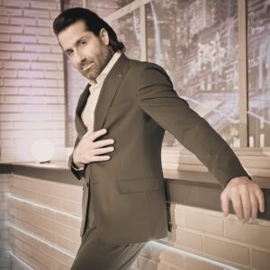 Ali Mahdi Instagram - ياترى شنو شخصيتي في مسلسل قصة؟ 
الجواب برمضان 2024على قناة utv 
قصة واخراج مراد ترك 
@utviraq 
@muradturkk 
@salikgroup 
@h.altuji