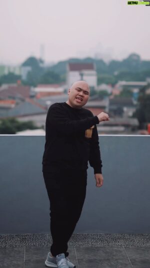 Ali Mensan Instagram - Udah pada stream ‘I Can Be Your Man’ belummmm? 💙

Di Spotify, Apple Music, Youtube, dll udah ada yakkk 🙏🏻