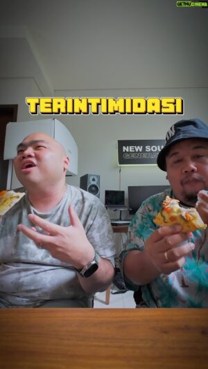 Ali Mensan Instagram - Hal terpenting untuk bertahan di industri hiburan yaitu “Jangan mudah menyerah”😎 dan juga punya harus mental baja guys😉

Semua itu akan worth untuk dilakukan!
Kalau kalian, ada tips lain gak? Coba drop dibawah👇🏻

#NewSoundGeneration #MusicProducer #CreativeAgency #Podcast #Entertainment
