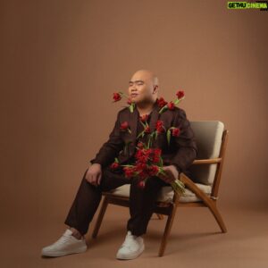 Ali Mensan Instagram - Trauma di “I Can Be Your Man” nya udah sembuh belum 🥀? Kalo udah, Jatuh Cinta Lagi yuk di 26 Juli nanti 🤭

Jatuh cintanya udah bisa di-DP dari sekarang di link yang ada di bio ya 🌹

💙❤️

#AliMensan #FallInLoveAgain #26Juli2024 #Presave

Photo by @fotojojo_
Makeup by @patpat.jo
Flowers by @vincenthartono